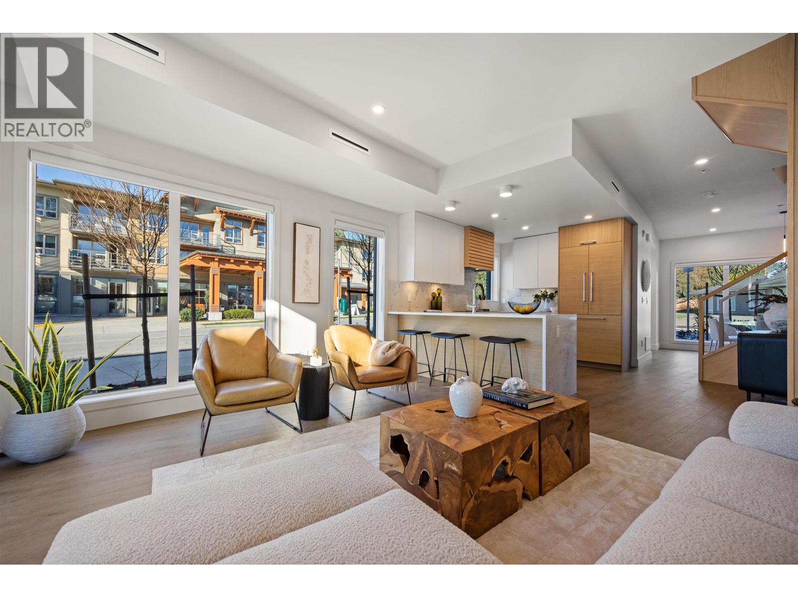 3218 HIGHLAND BOULEVARD, North Vancouver