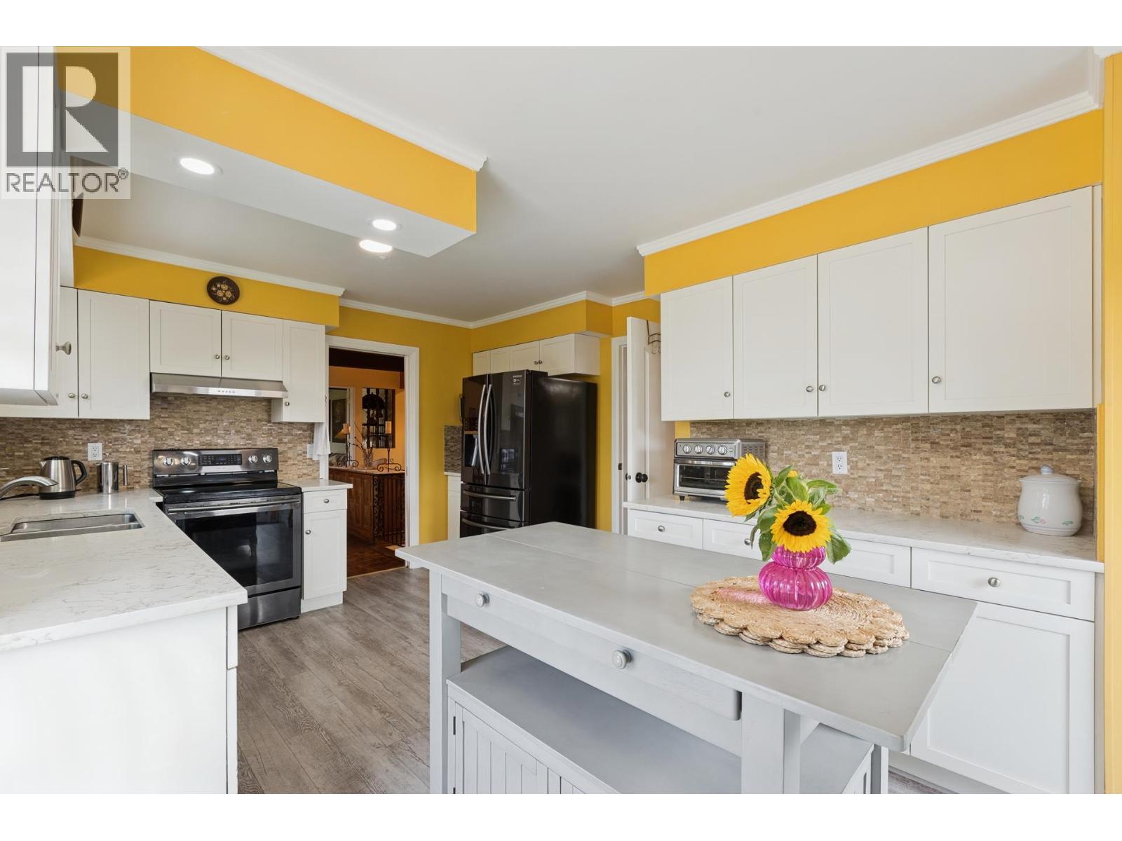 704 MAURELLE COURT, North Vancouver