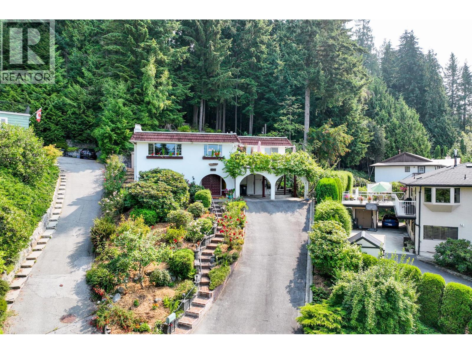 704 MAURELLE COURT, North Vancouver