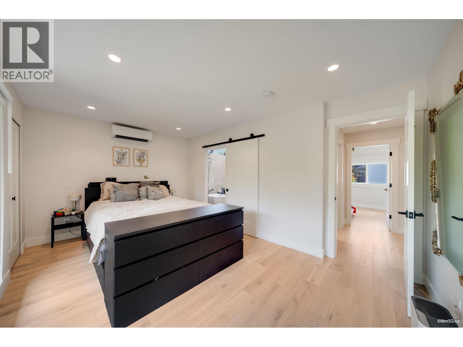 2022 CHESTERFIELD AVENUE, North Vancouver