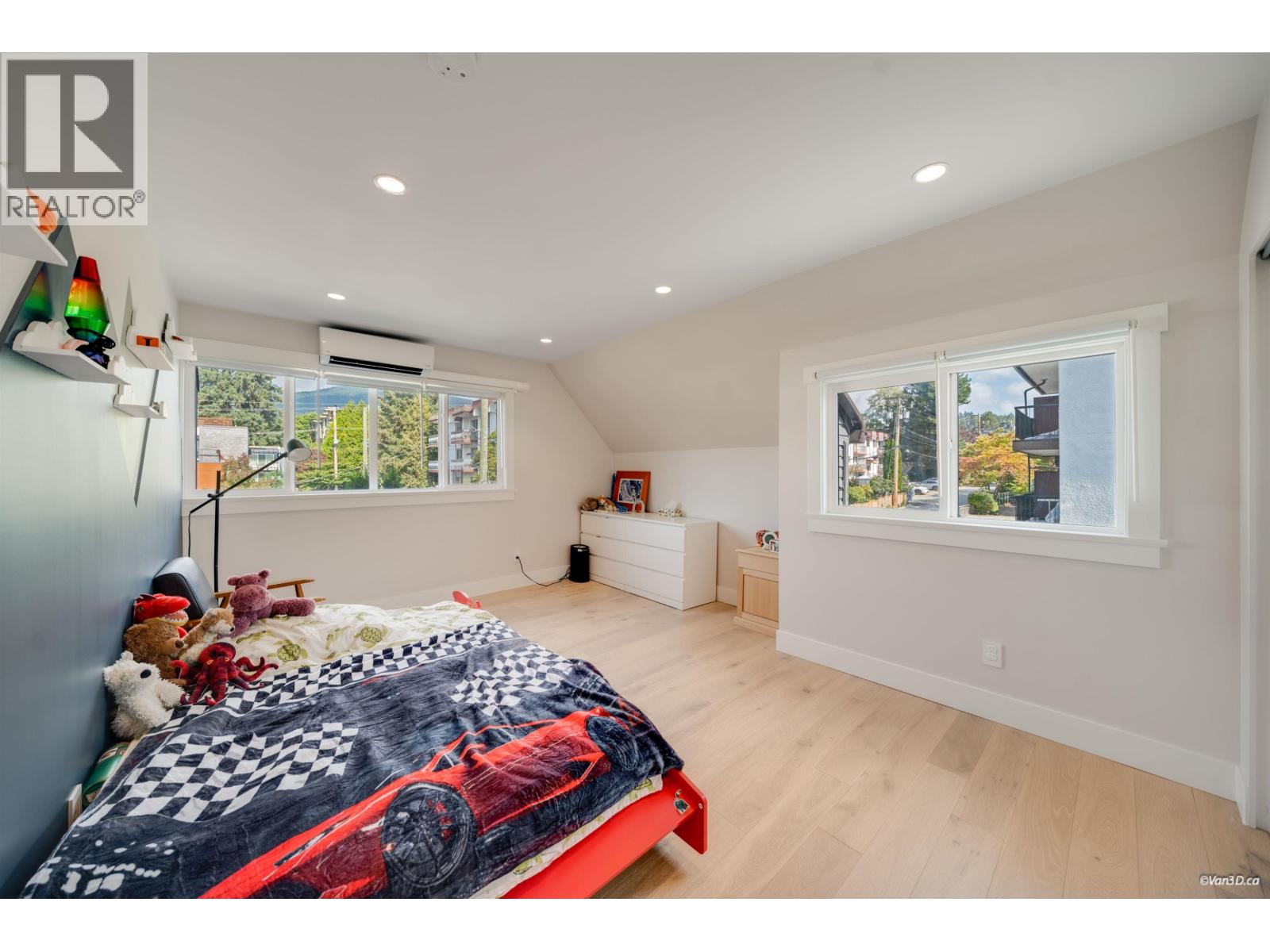 2022 CHESTERFIELD AVENUE, North Vancouver