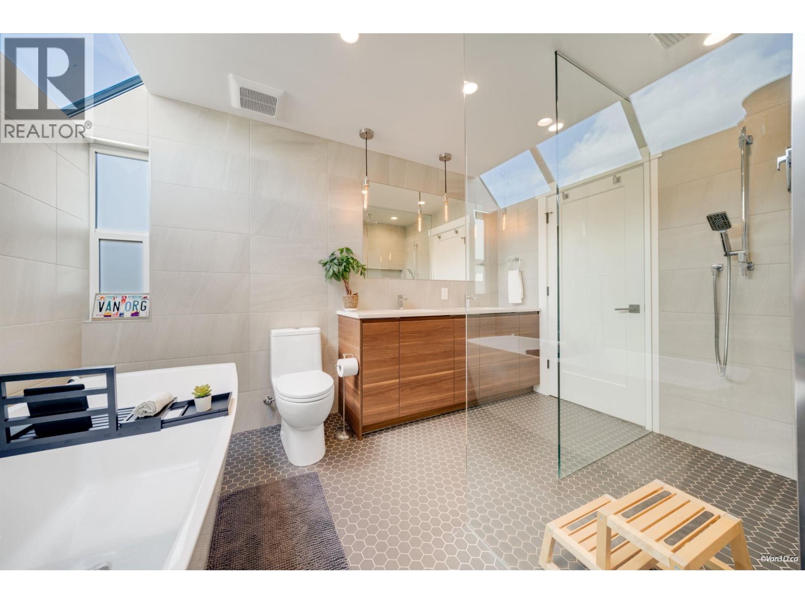 2022 CHESTERFIELD AVENUE, North Vancouver