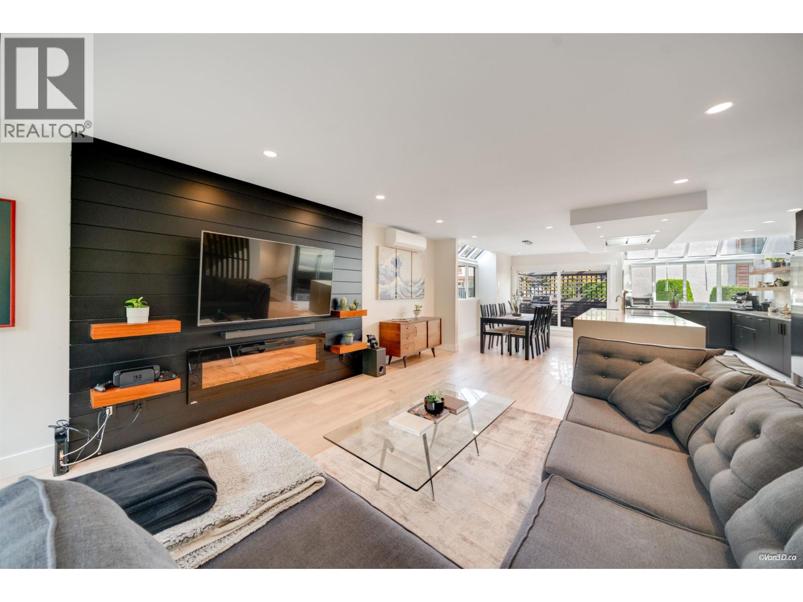 2022 CHESTERFIELD AVENUE, North Vancouver