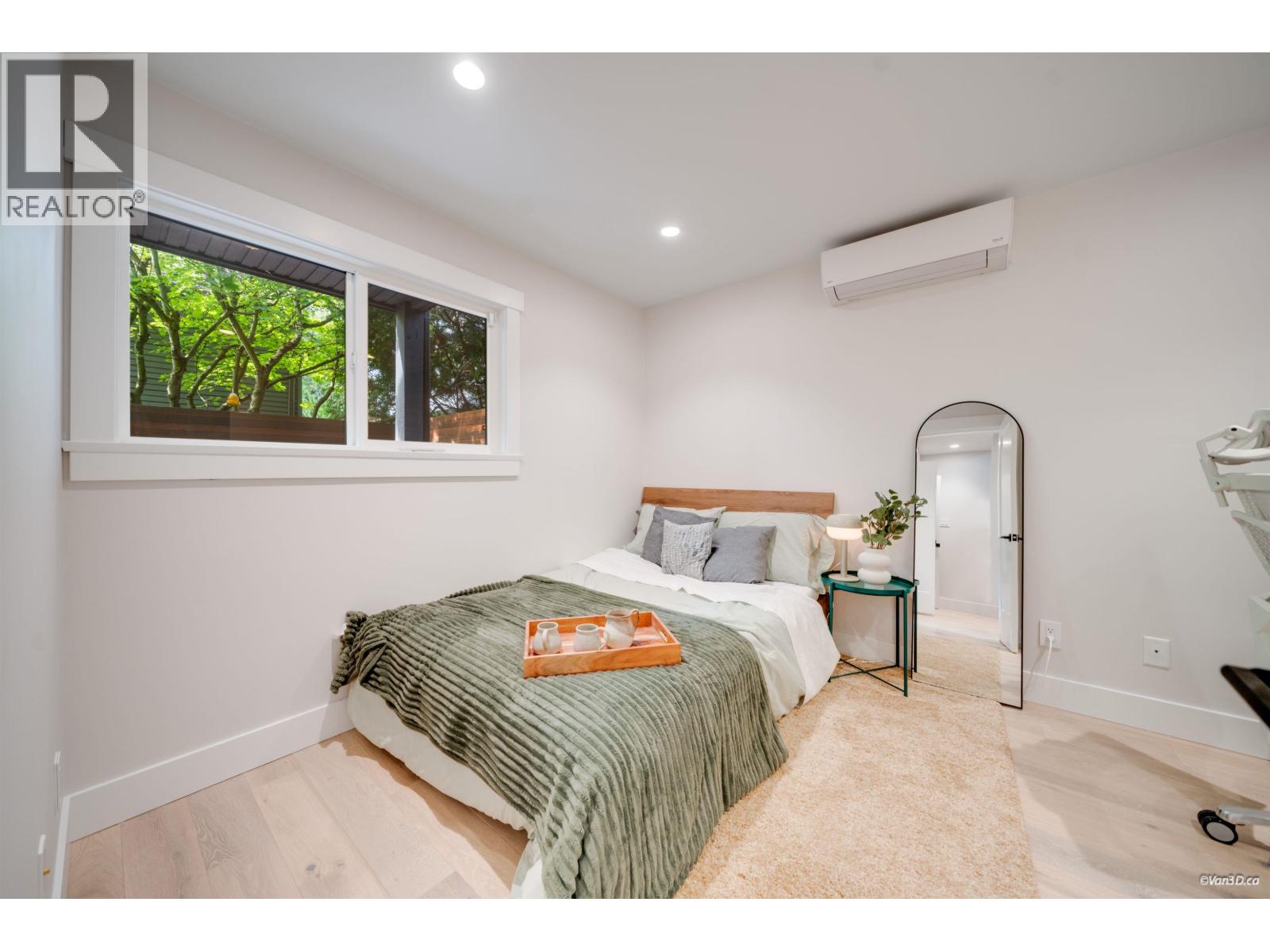 2022 CHESTERFIELD AVENUE, North Vancouver