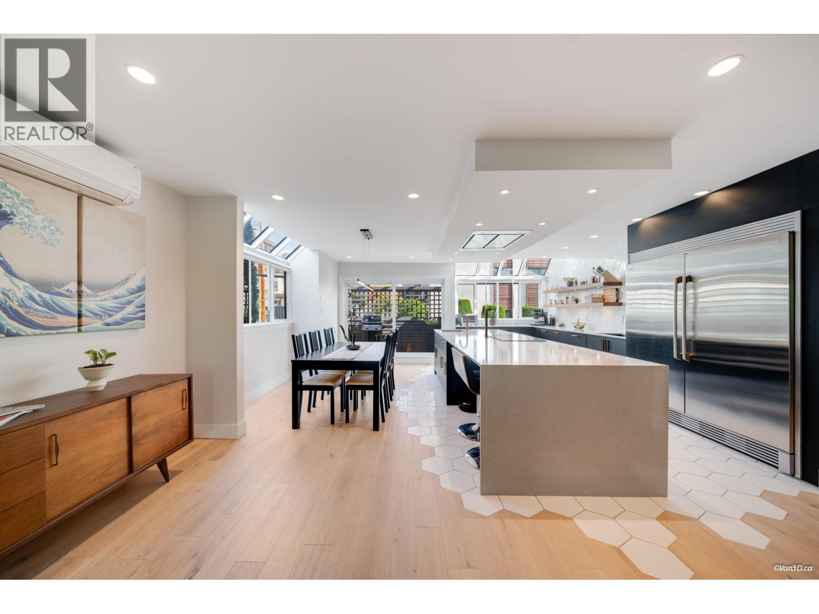 2022 CHESTERFIELD AVENUE, North Vancouver