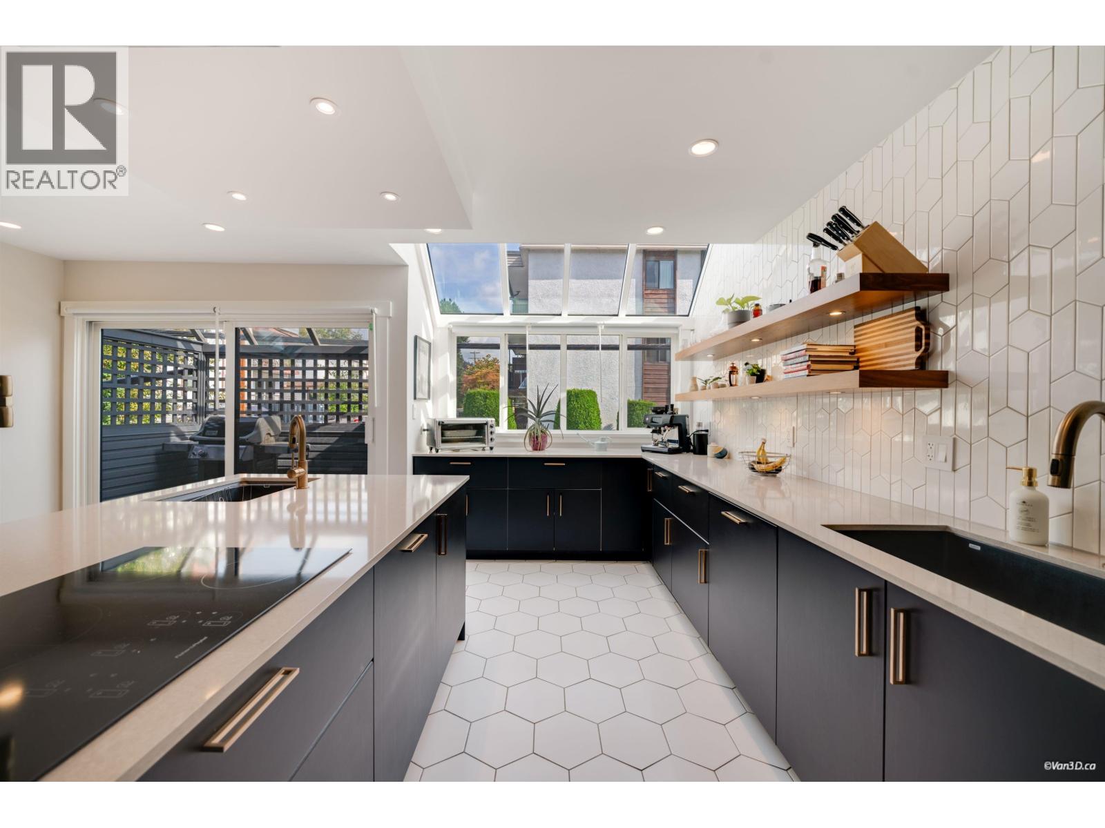 2022 CHESTERFIELD AVENUE, North Vancouver