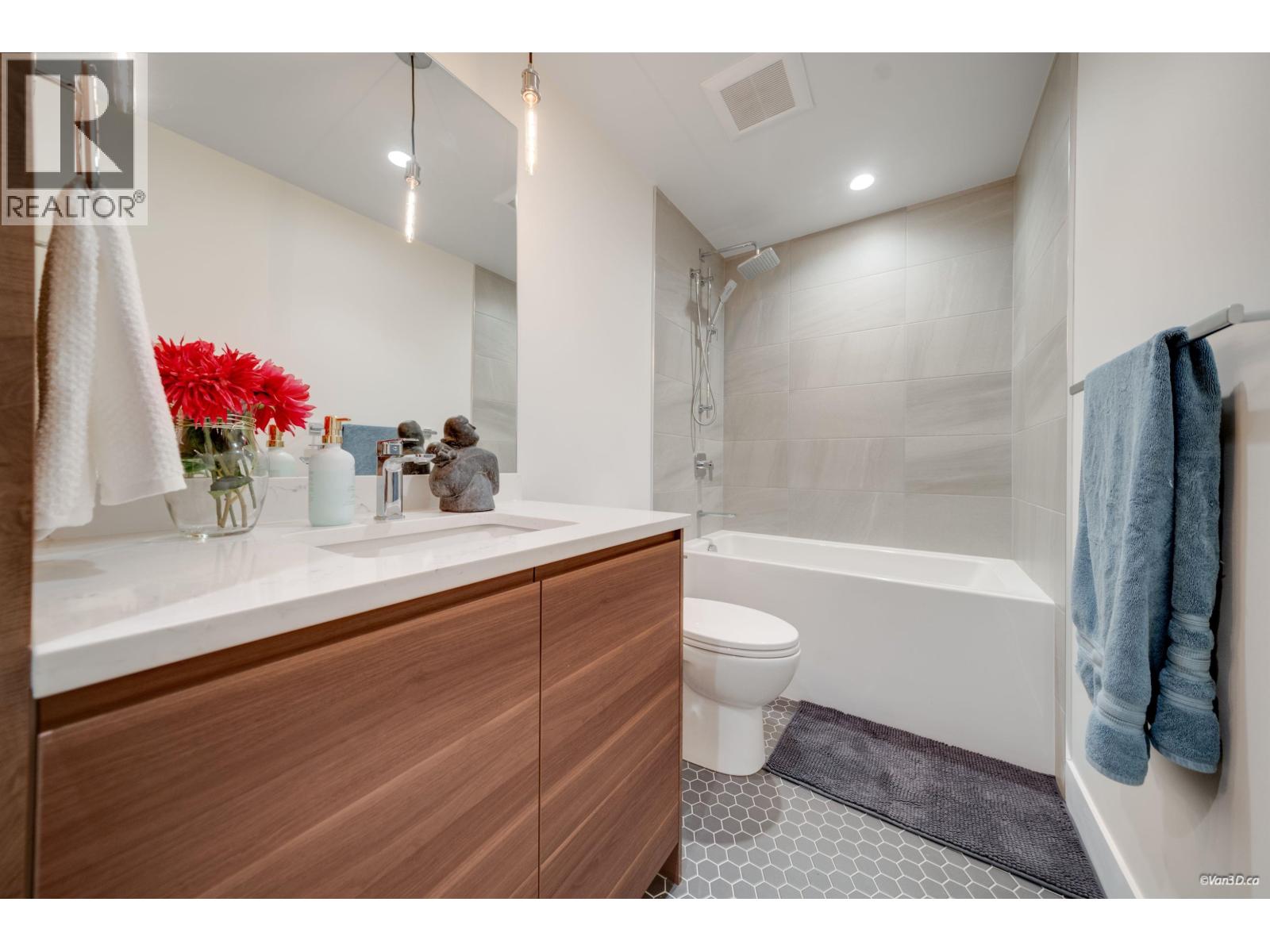 2022 CHESTERFIELD AVENUE, North Vancouver