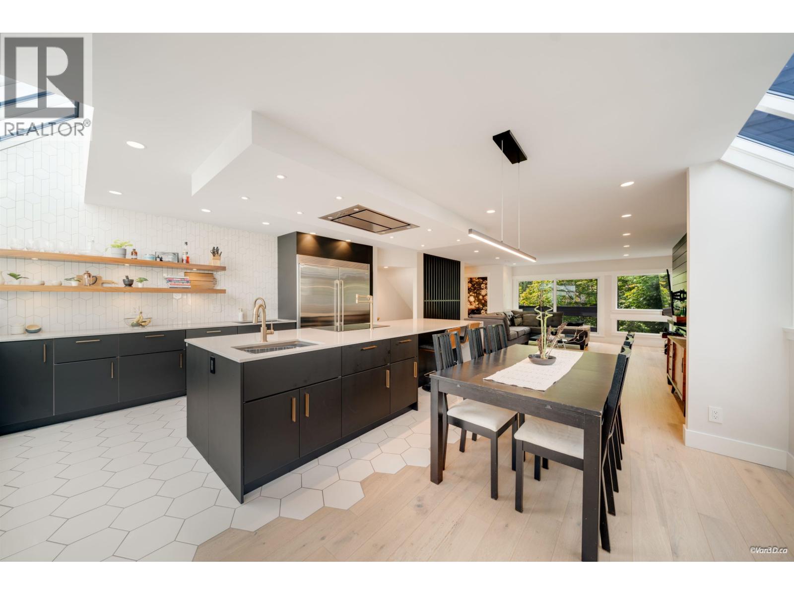 2022 CHESTERFIELD AVENUE, North Vancouver