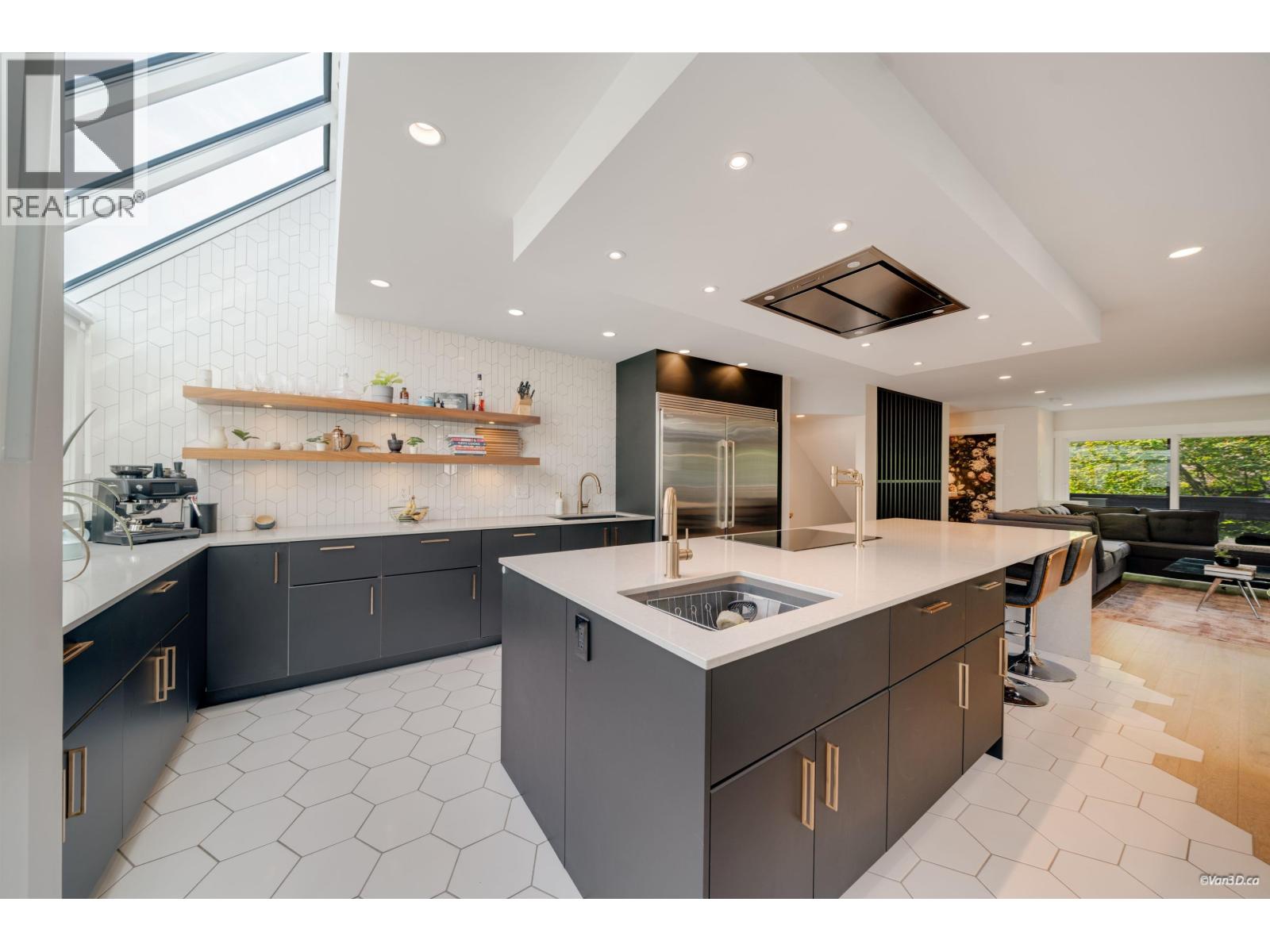 2022 CHESTERFIELD AVENUE, North Vancouver
