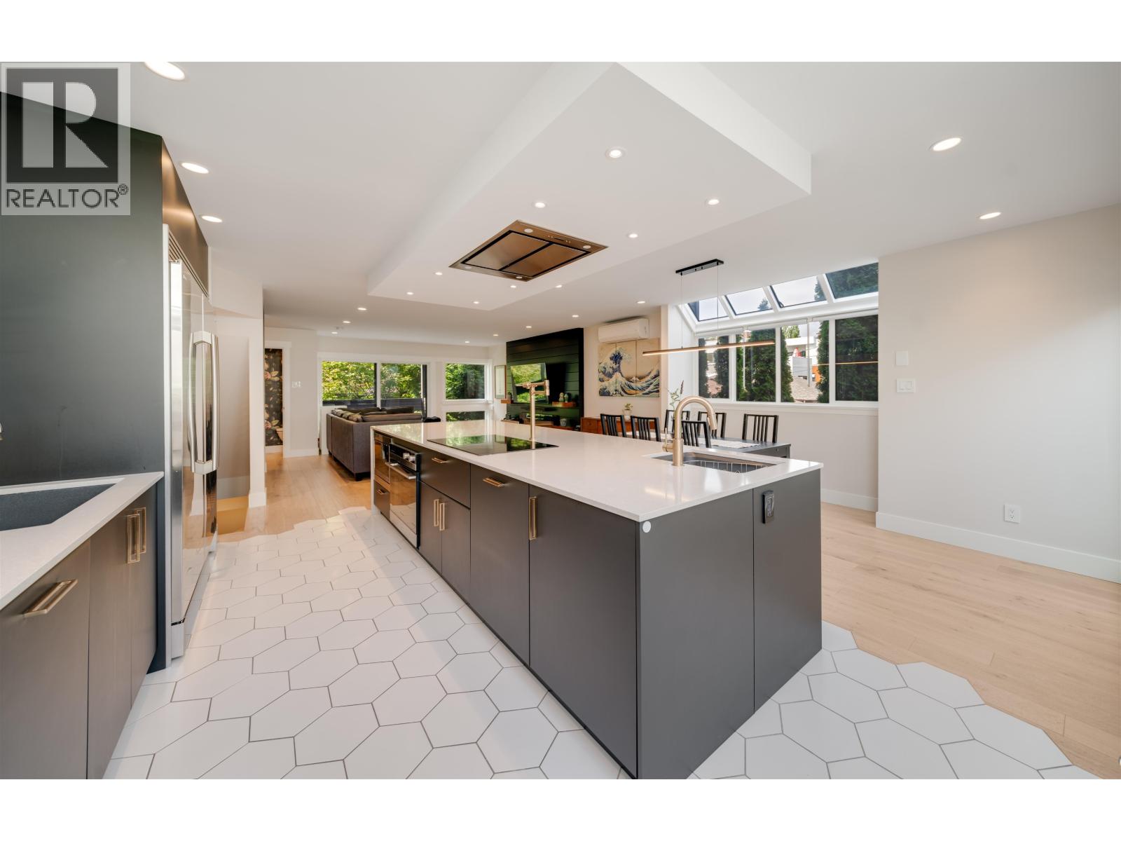 2022 CHESTERFIELD AVENUE, North Vancouver