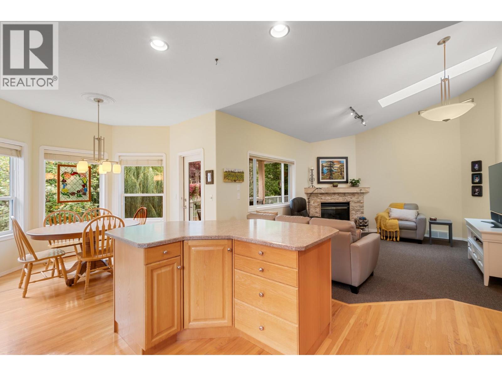294 Knightsbridge Way, Kelowna