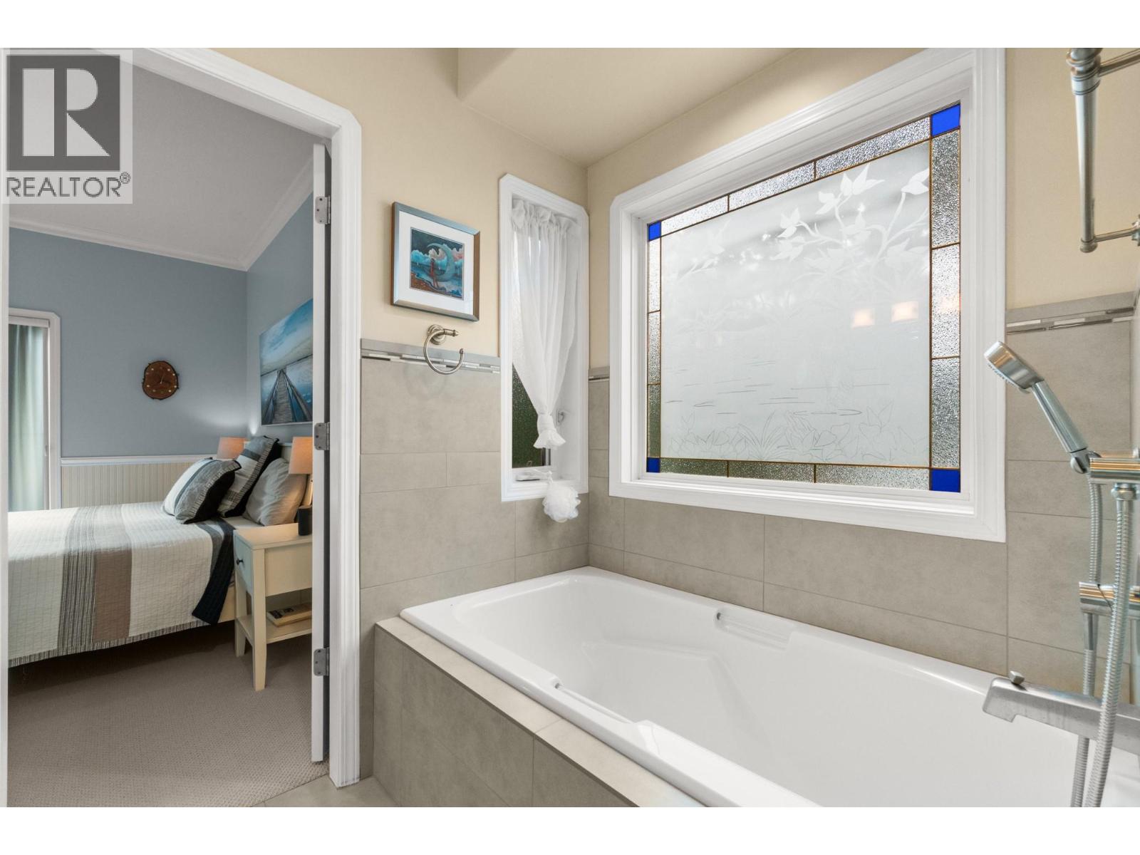 294 Knightsbridge Way, Kelowna