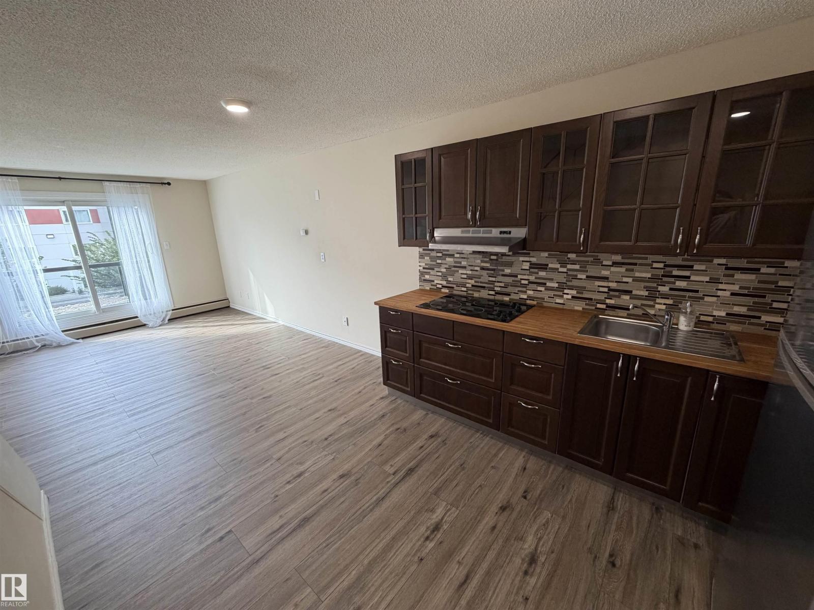 #209 – 11429 124 Street NW, Inglewood (Edmonton) — photo 8 of 30: Property photo