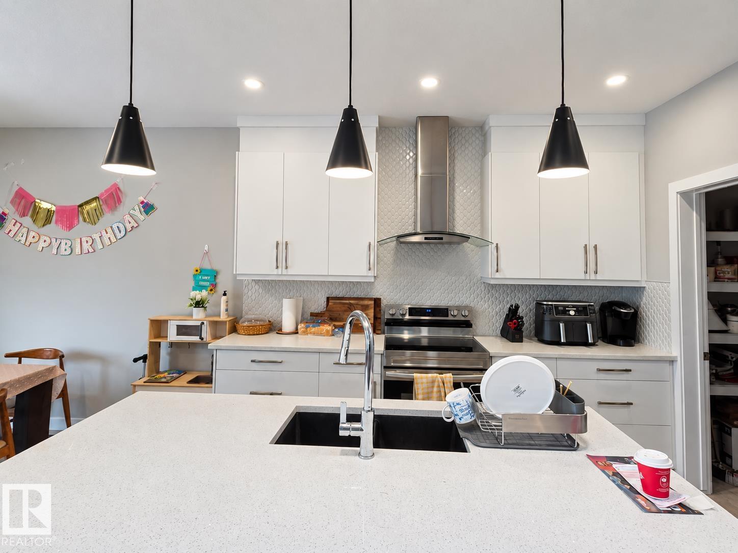 #main Floor 1565 Esaiw Pl NW photo 5 — MLS® E4508998