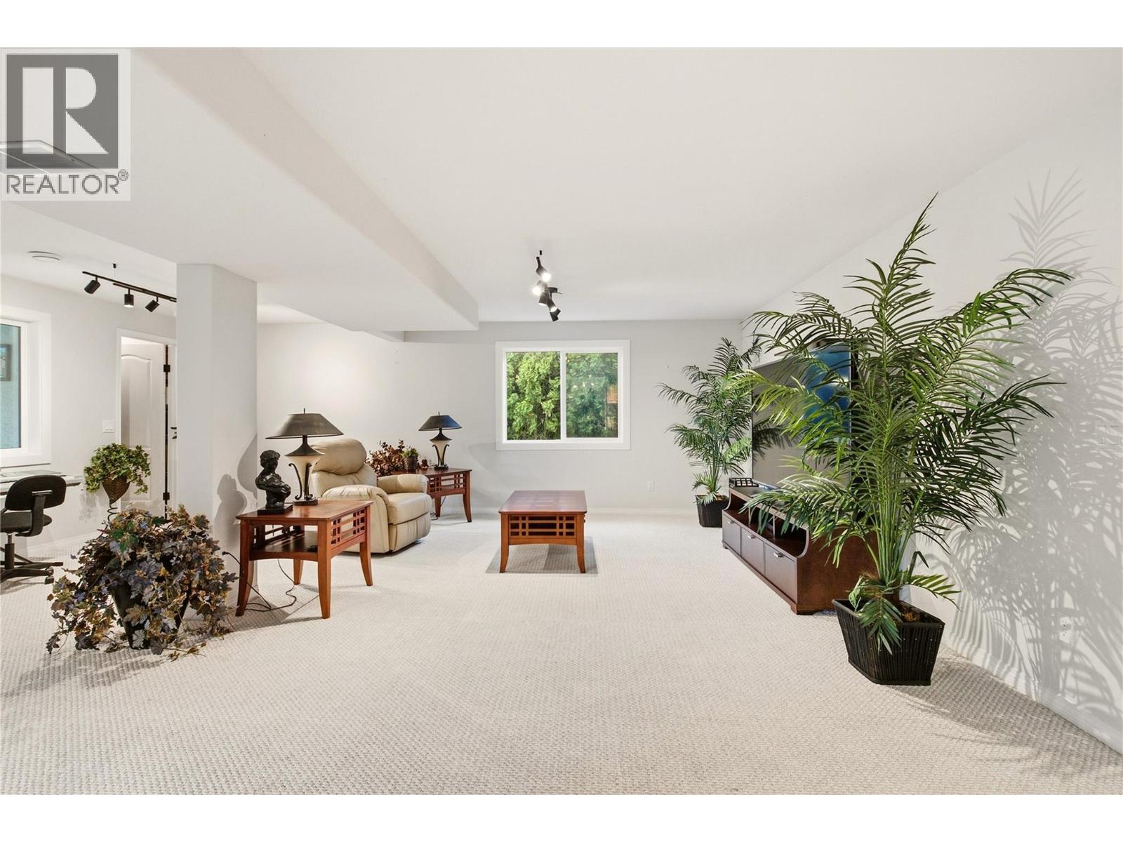 724 Lone Pine Drive - 32
