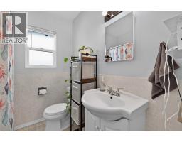 Kitchen - 689 Ellis Street, Penticton, BC V2A4M5 Photo 10