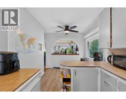 Kitchen - 689 Ellis Street, Penticton, BC V2A4M5 Photo 6