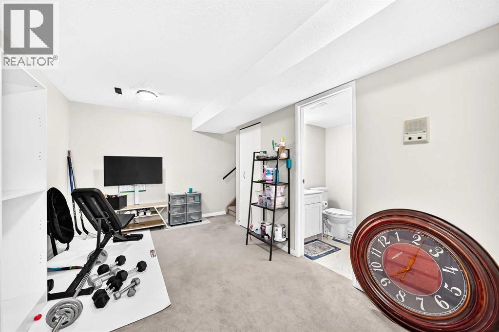 #6 64 woodacres Crescent SW - 33
