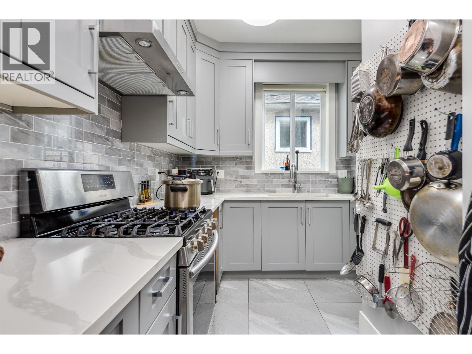 2206 LONDON STREET, New Westminster