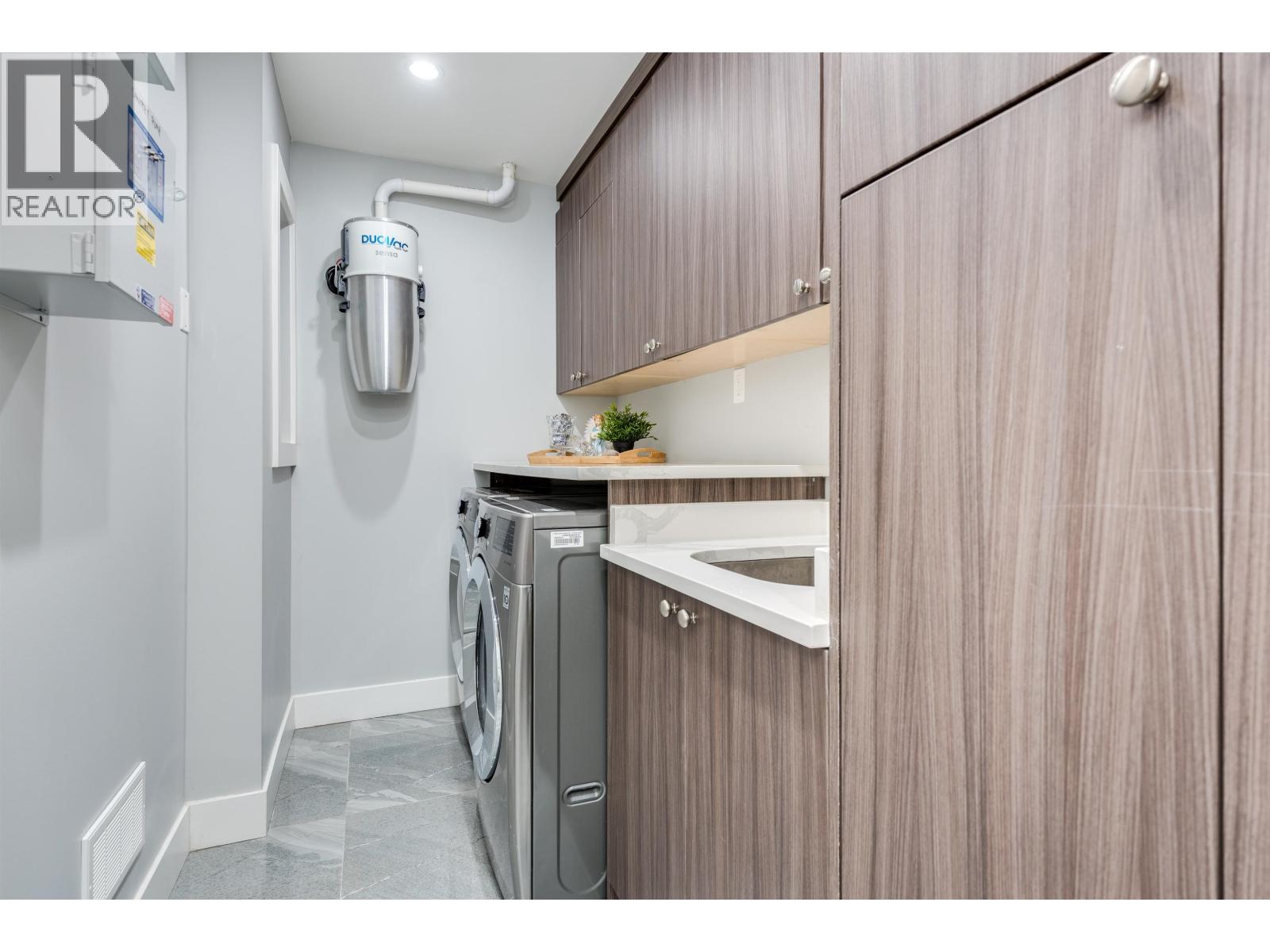 2206 LONDON STREET, New Westminster