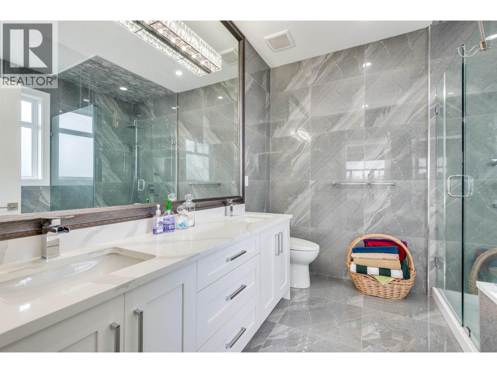 2206 LONDON STREET, New Westminster