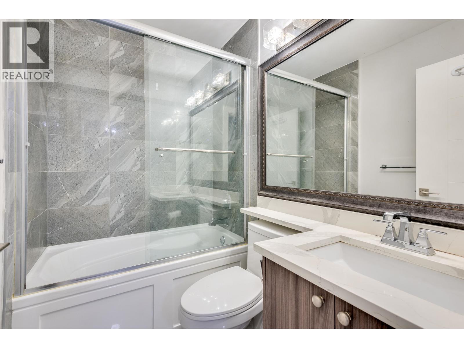 2206 LONDON STREET, New Westminster