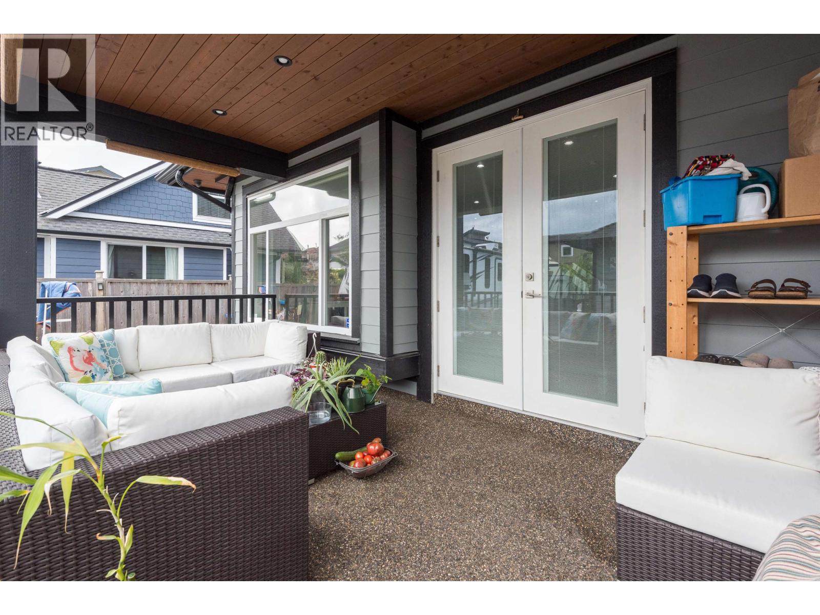 2206 LONDON STREET, New Westminster