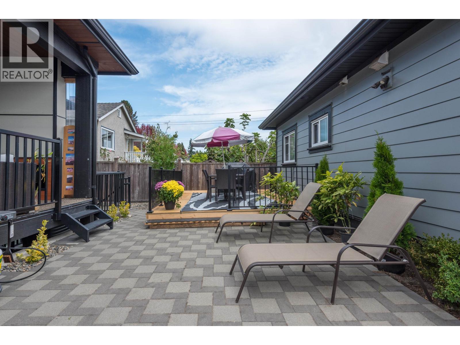 2206 LONDON STREET, New Westminster