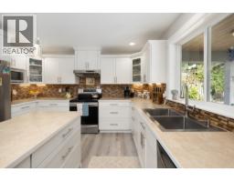 4784 Tamarack Place, Sechelt, BC V7Z0E8 Photo 11