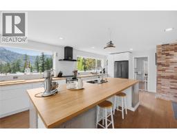 Full bathroom - 746 Mcmurray Road, Kaleden, BC V0H1K0 Photo 6
