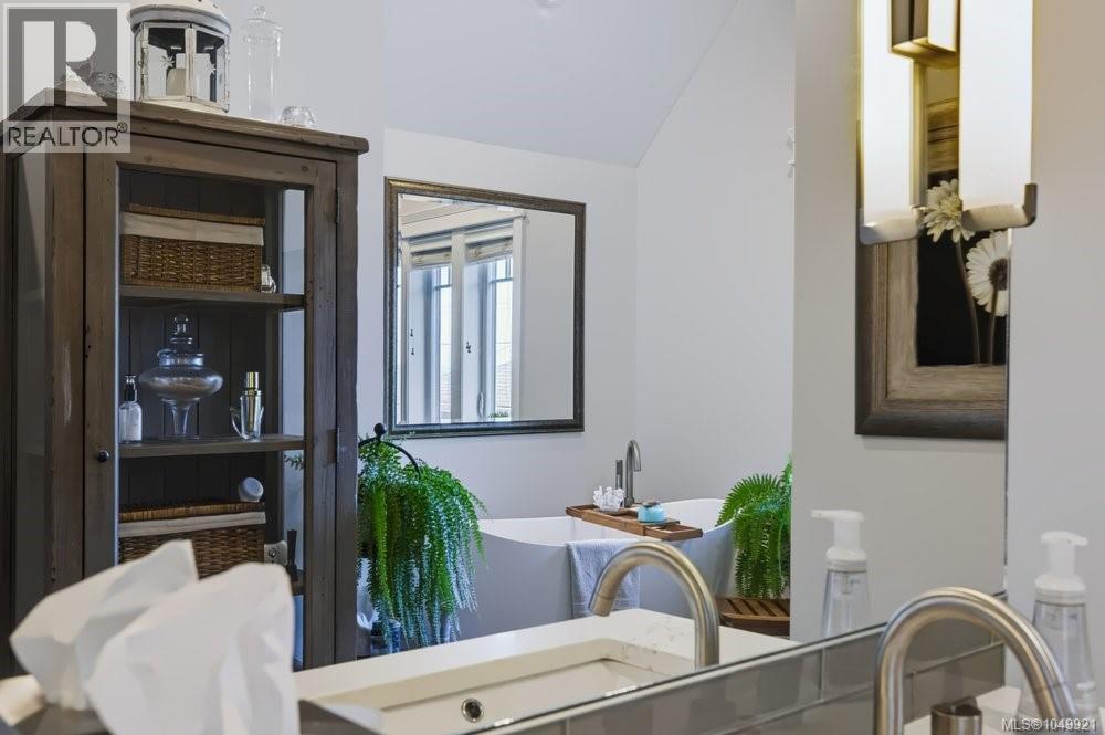  1244 Beach Drive, Oak Bay