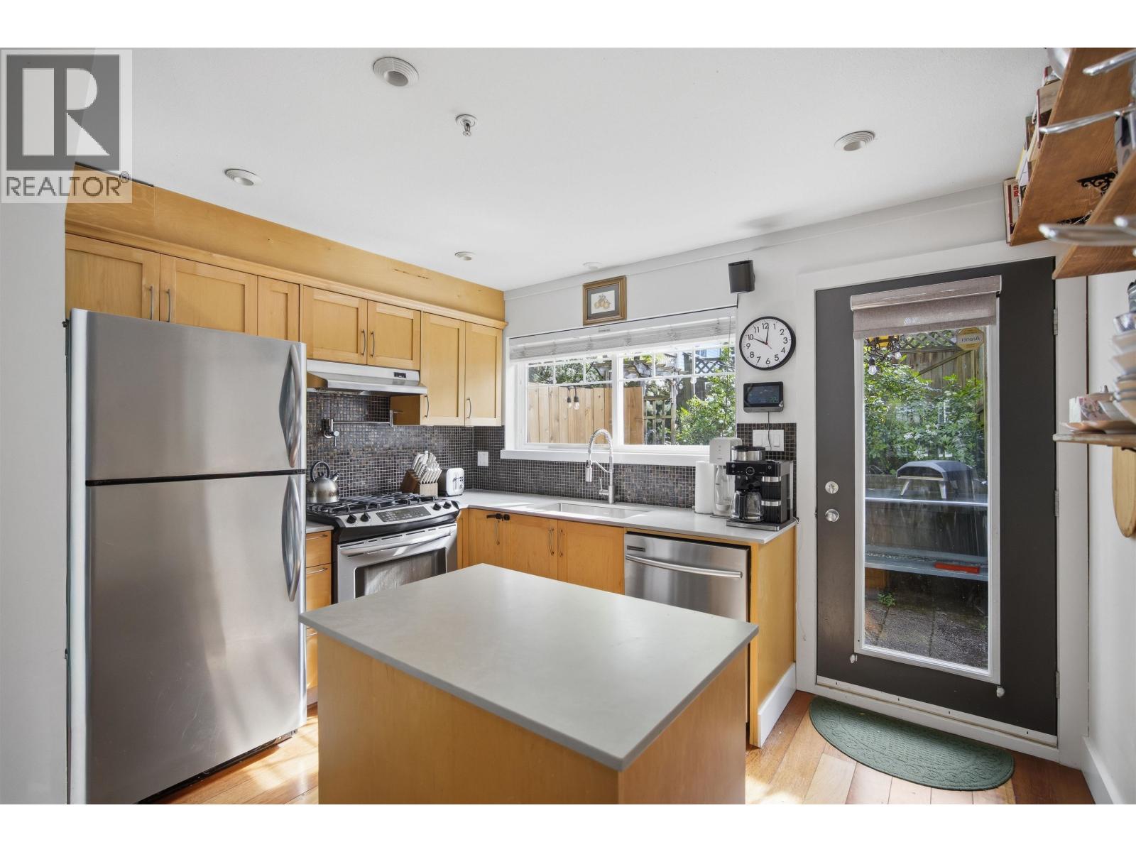 6 1642 E GEORGIA STREET, Vancouver