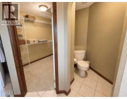 Family room - 76 Valley Creek Crescent Nw, Calgary, AB T3B5V3 Photo 9