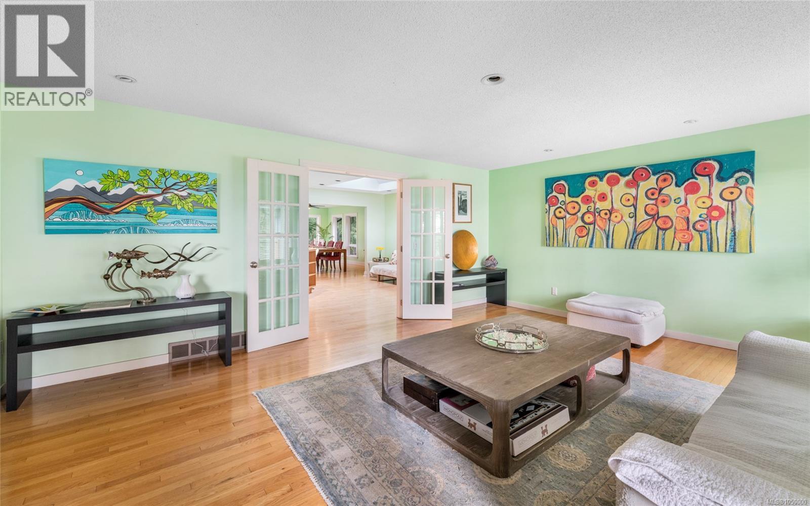 2881 Phyllis St, Saanich