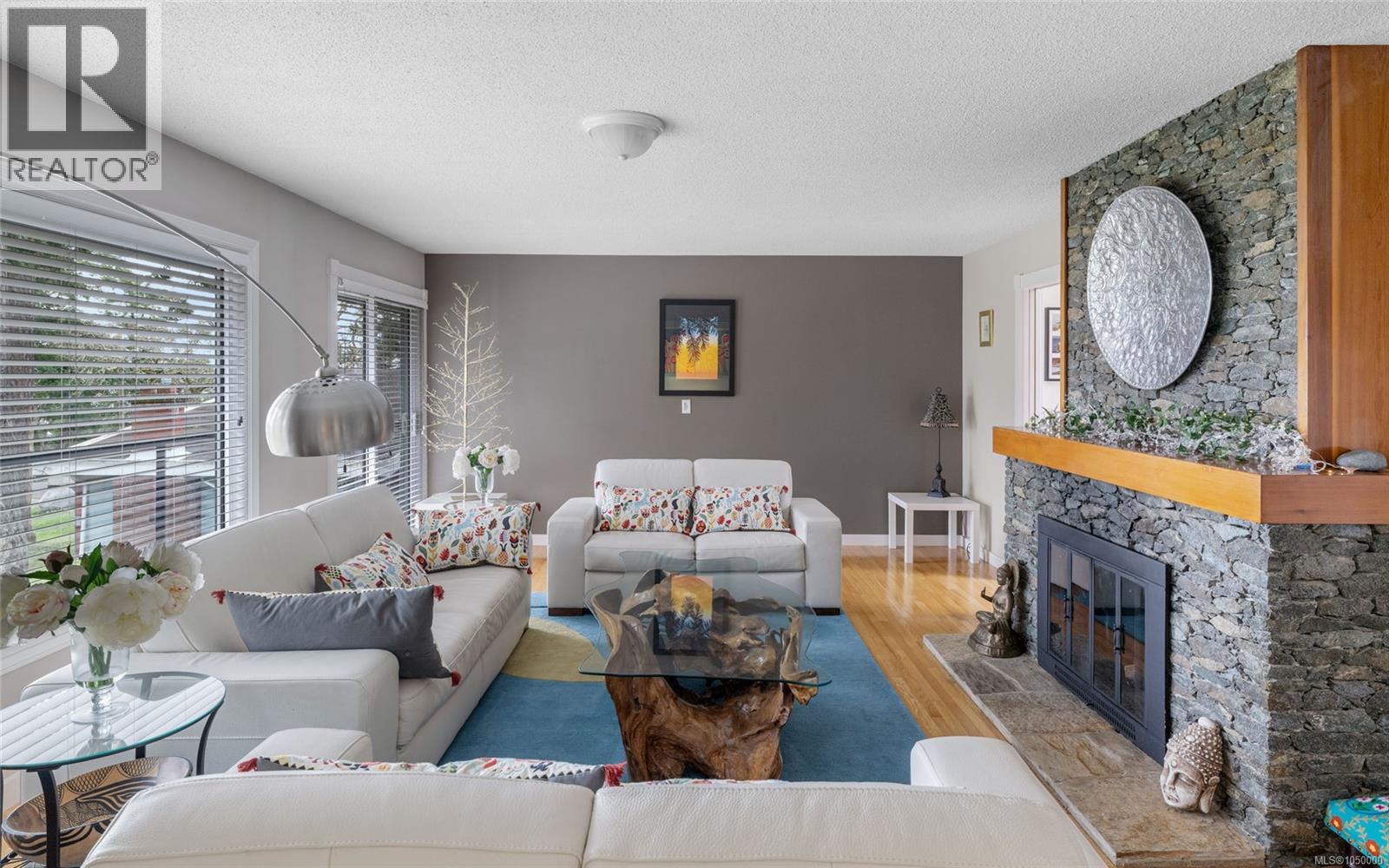 2881 Phyllis St, Saanich