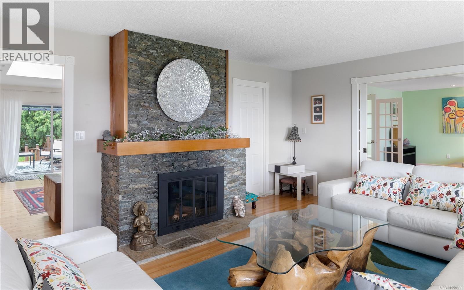 2881 Phyllis St, Saanich
