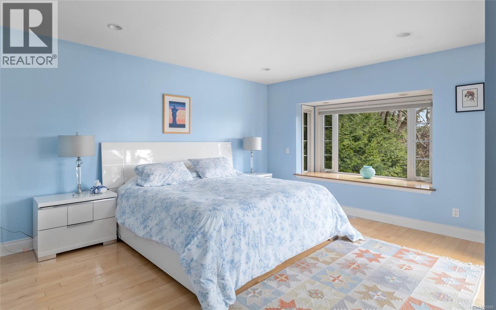 2881 Phyllis St, Saanich