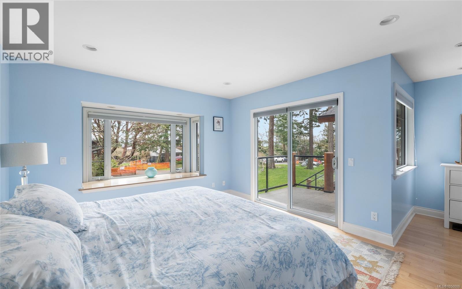 2881 Phyllis St, Saanich