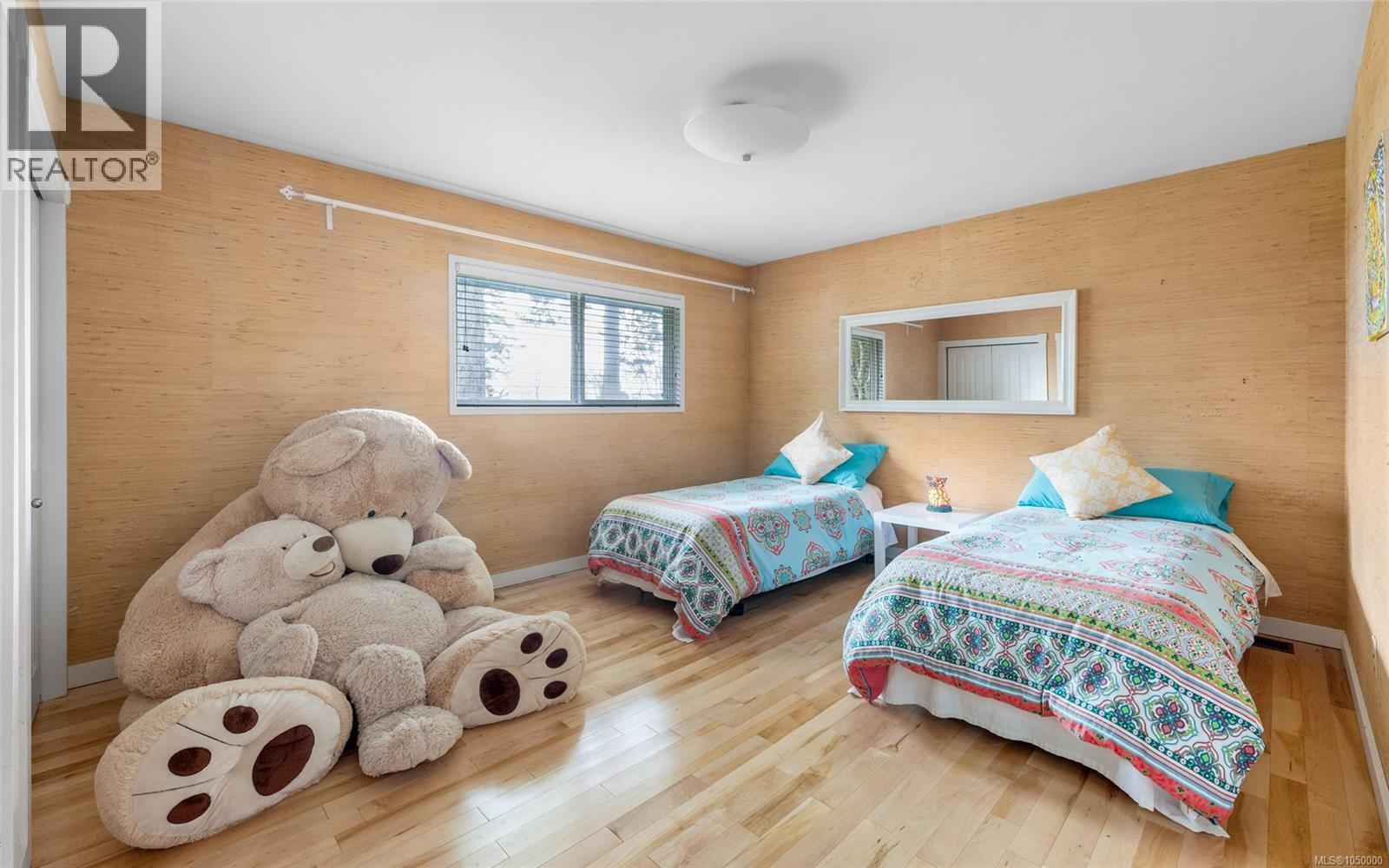 2881 Phyllis St, Saanich