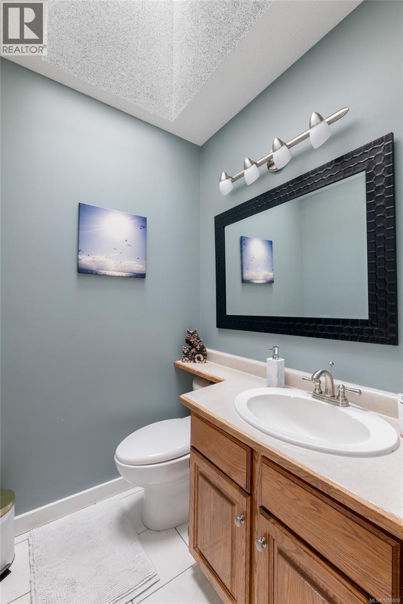 2881 Phyllis St, Saanich