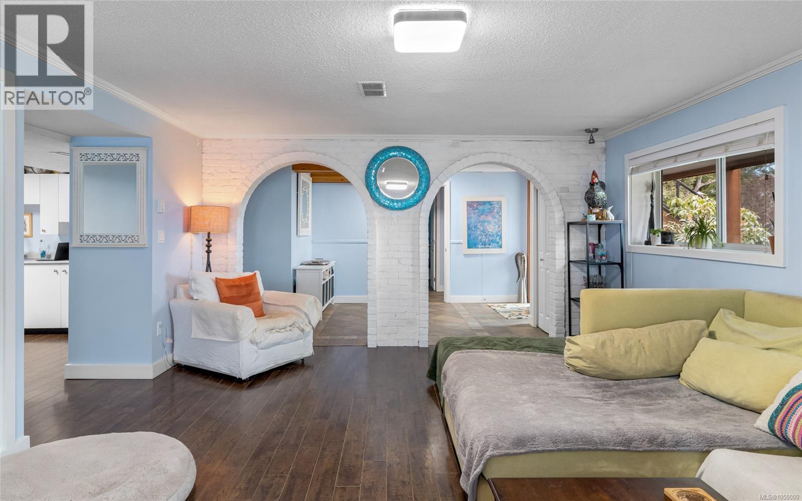 2881 Phyllis St, Saanich