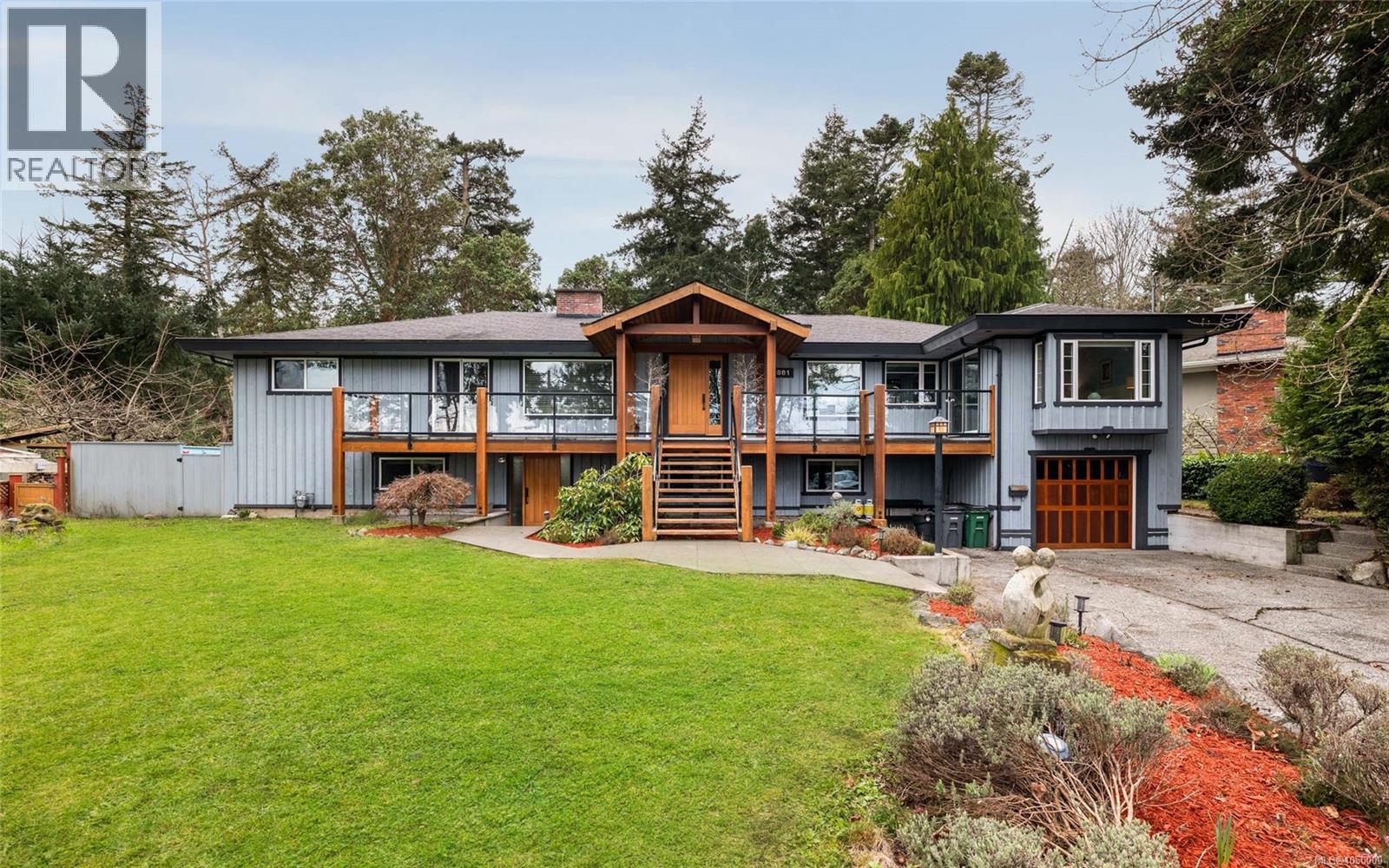 2881 Phyllis St, Saanich