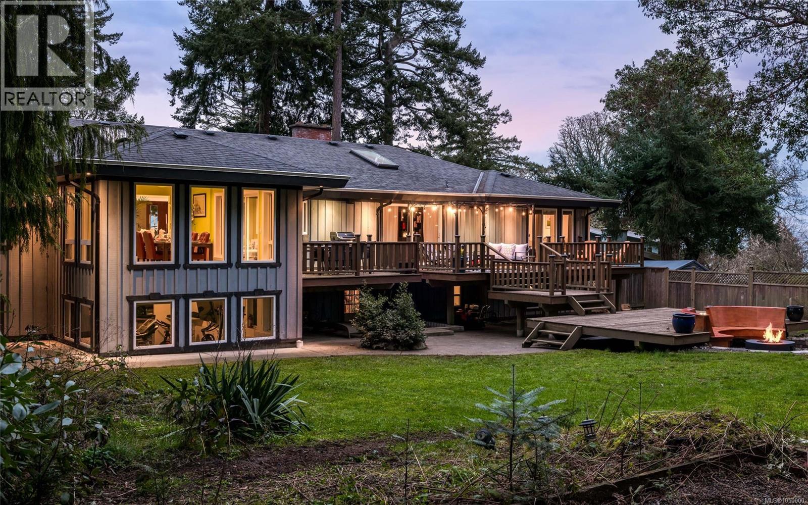2881 Phyllis St, Saanich