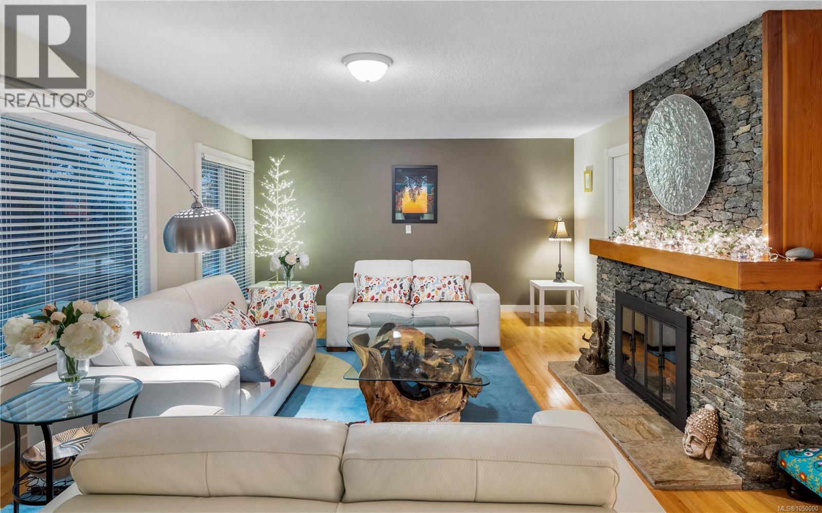 2881 Phyllis St, Saanich