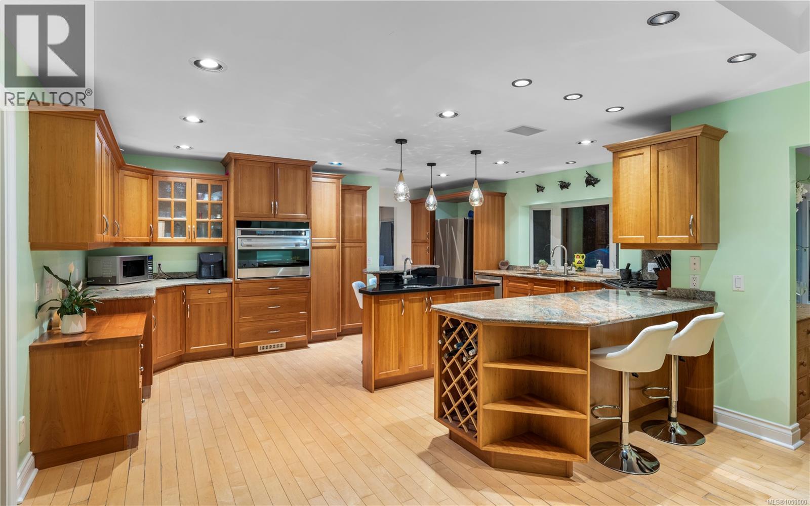 2881 Phyllis St, Saanich