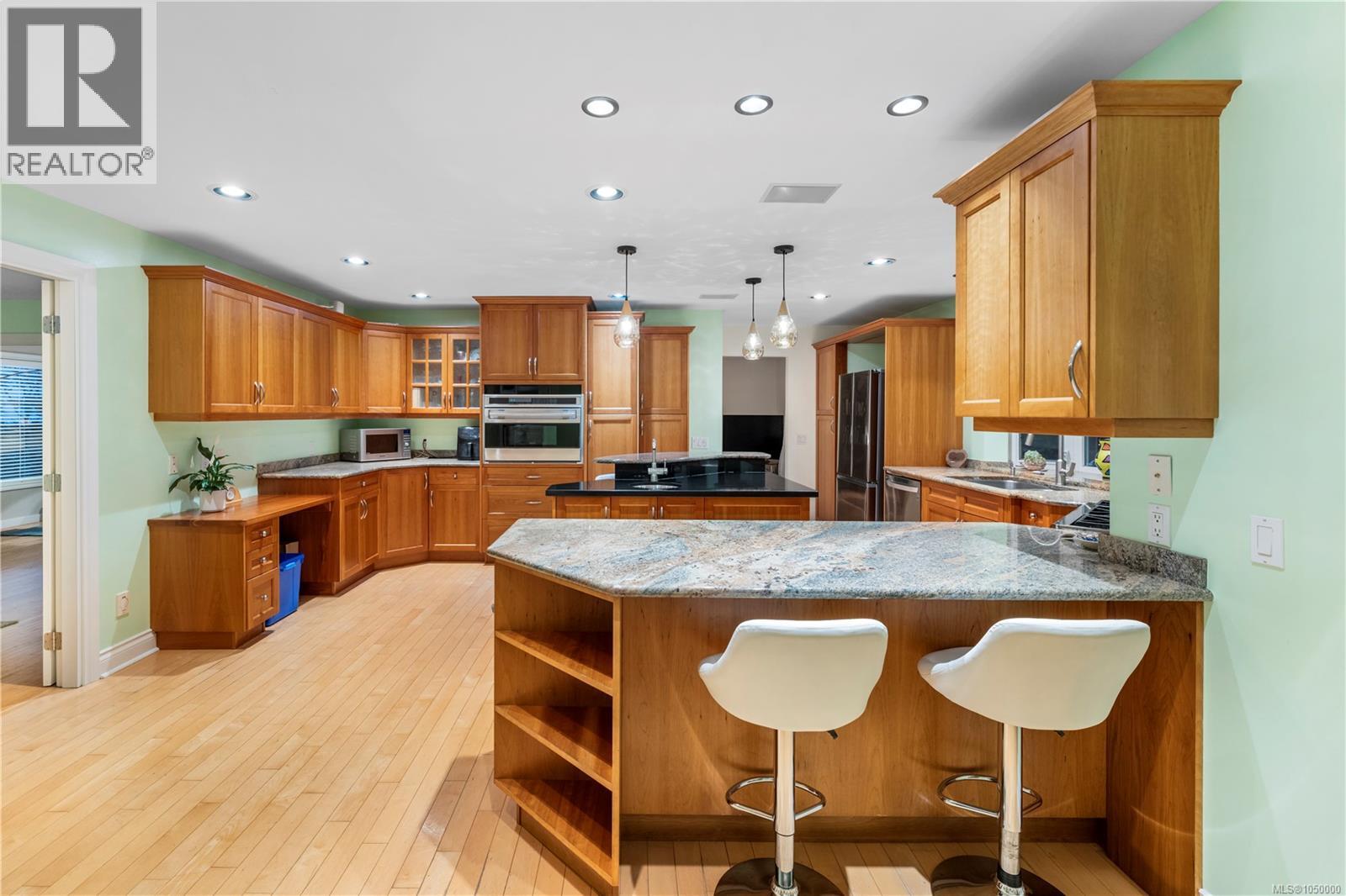 2881 Phyllis St, Saanich