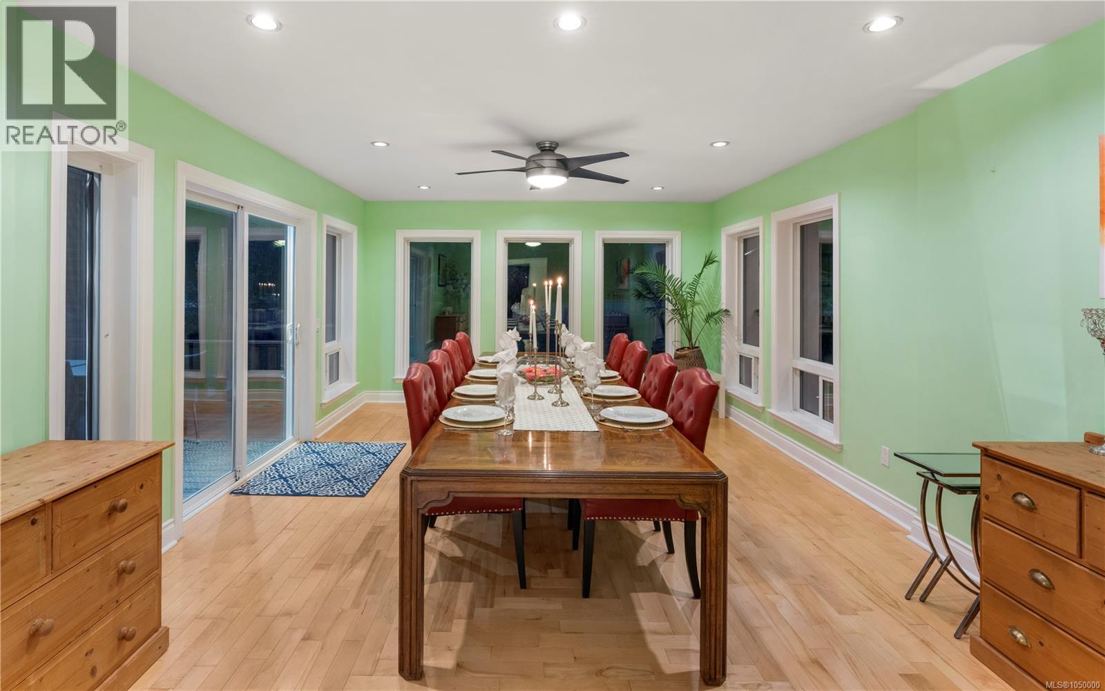 2881 Phyllis St, Saanich