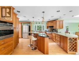 Eating area - 2881 Phyllis St, Saanich, BC V8N1Y8 Photo 11