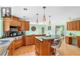 Patio - 2881 Phyllis St, Saanich, BC V8N1Y8 Photo 12