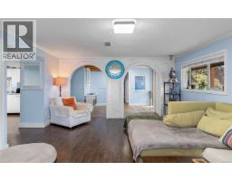 2881 Phyllis St, Saanich, BC V8N1Y8 Photo 44